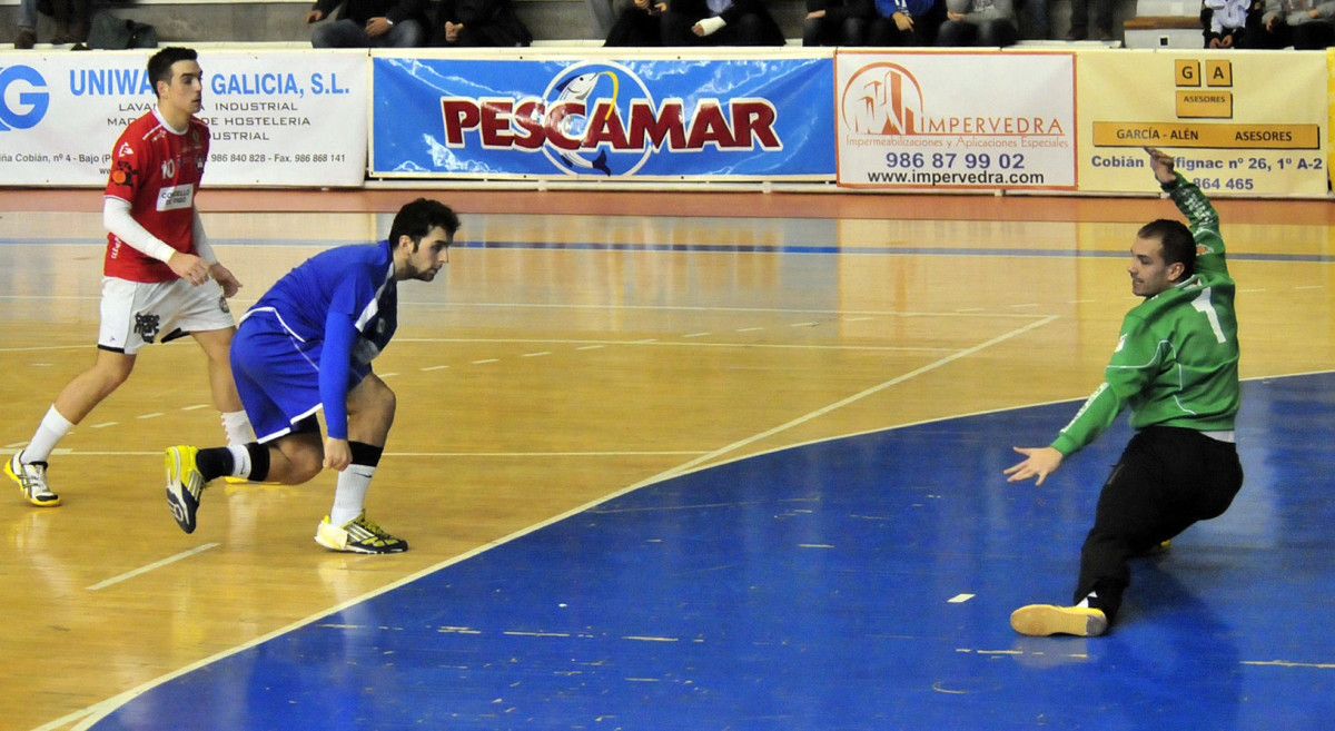 Lloria (derecha) defendiendo la portería del Academia Octavio en un partido ante el Teucro