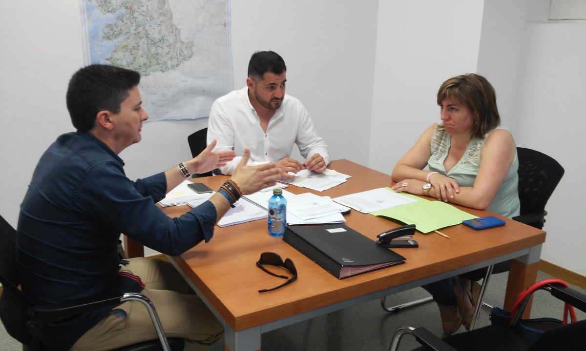 Reunión del diputado provincial de Movilidad, Uxío Benítez, y la alcaldesa de Meaño, Lourdes Ucha