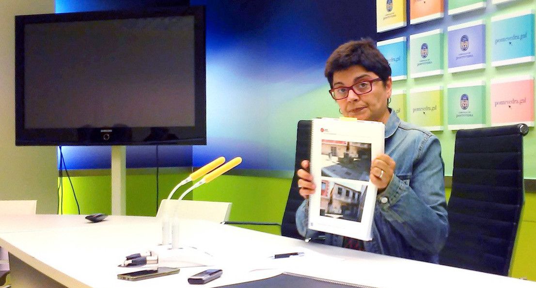 Carme da Silva, concelleira de Urbanismo, amosa as rúas de Estribela onde se vai actuar