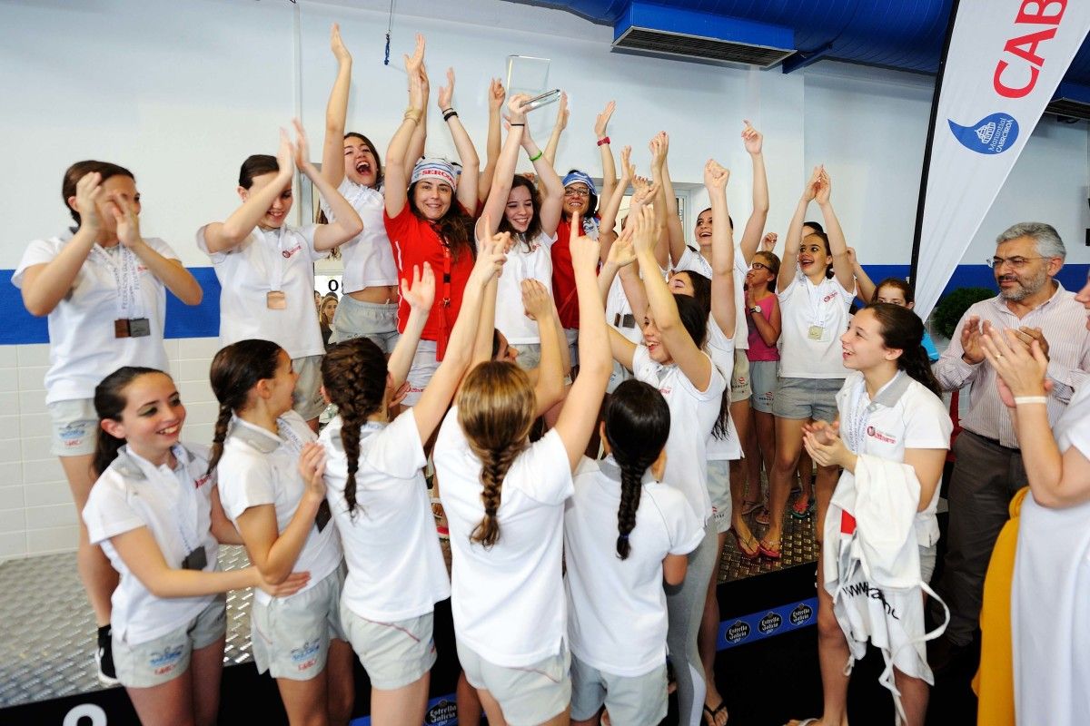 Nadadoras do Club Galaico Sincro celebrando o seu título galego