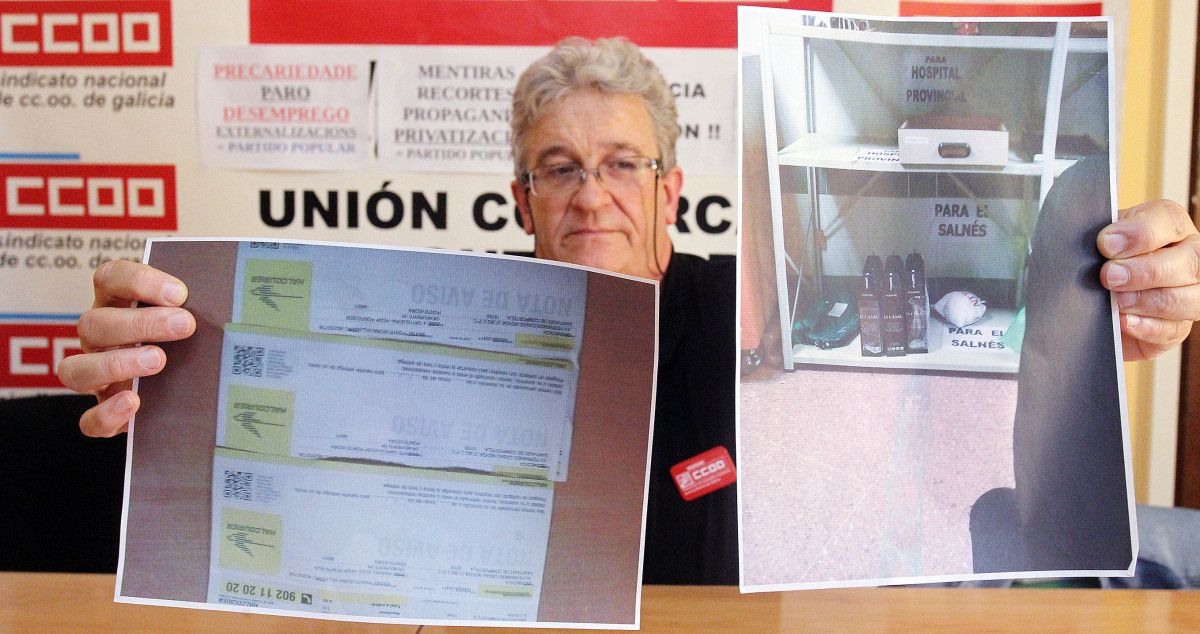 Rafael Vázquez, de CC.OO., muestra la foto de las botellas para la gerencia de los Hospitales de Pontevedra