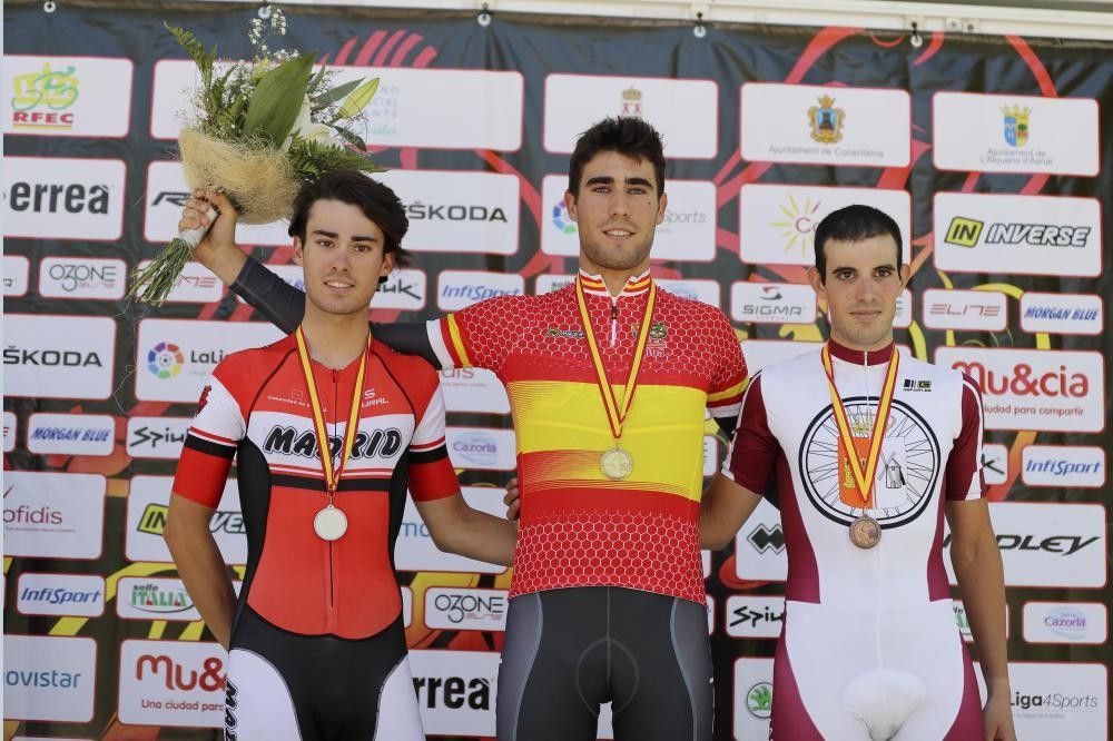 Martín Bouzas (centro) no podio do Campionato de España Contrarreloxo