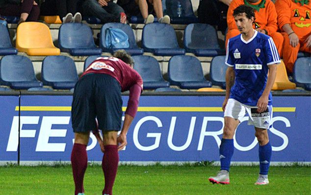 Iker Alegre (dereita) durante o partido entre Pontevedra e Logroñés en Pasarón