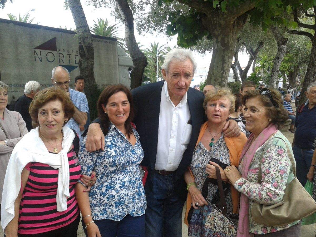 Luis del Olmo, pregonero de la Festa da Vieira 2013, con unas admiradoras