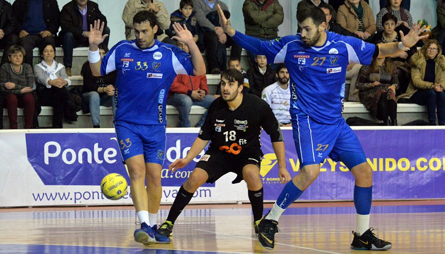 Saúl Campo (centro) en el partido entre Teucro y Sinfín en el Municipal