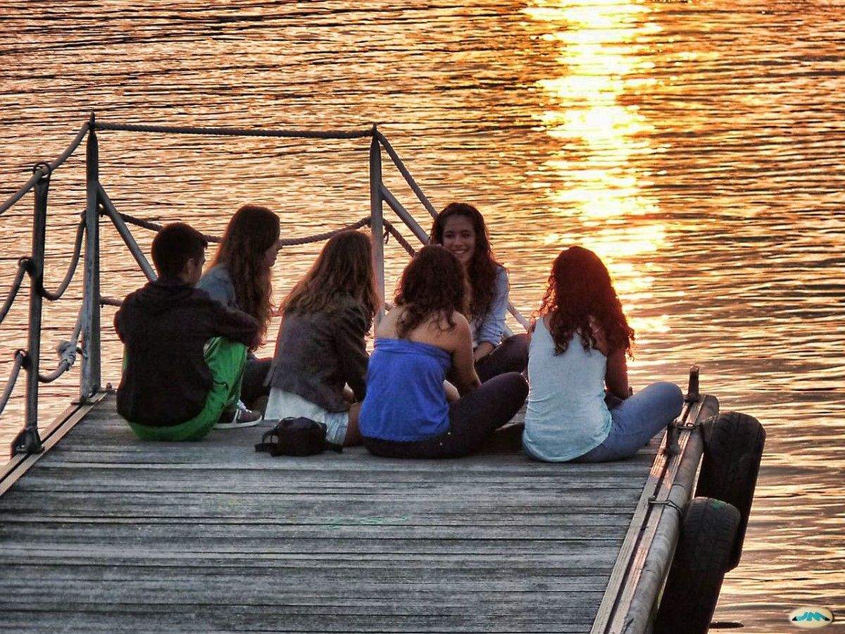 Un grupo de jóvenes de tertulia