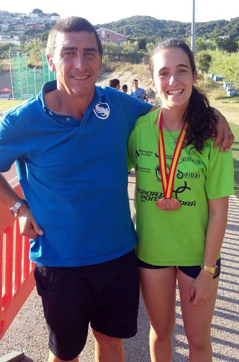 Claudia Puig, con su medalla en el campeonato de España juvenil