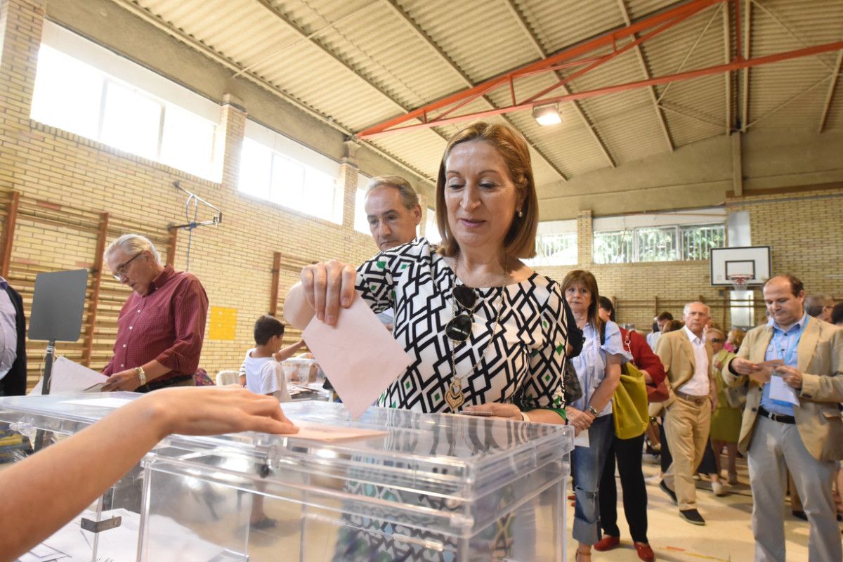 Ana Pastor, votando no CEIP Campolongo o 26-X