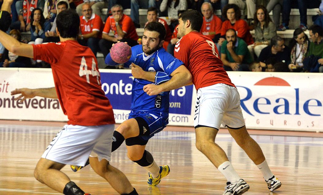 Juan Quintas (derecha) en un partido contra el Teucro en el Municipal