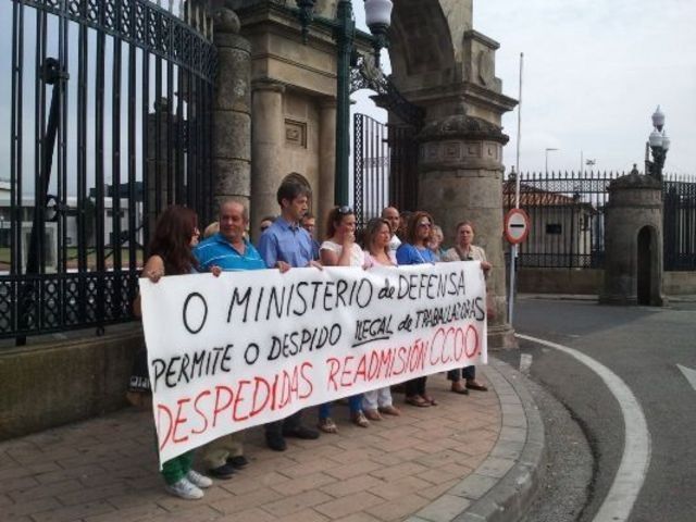 Concentración ante la Escuela Naval de Marín de trabajadores de Cleanet