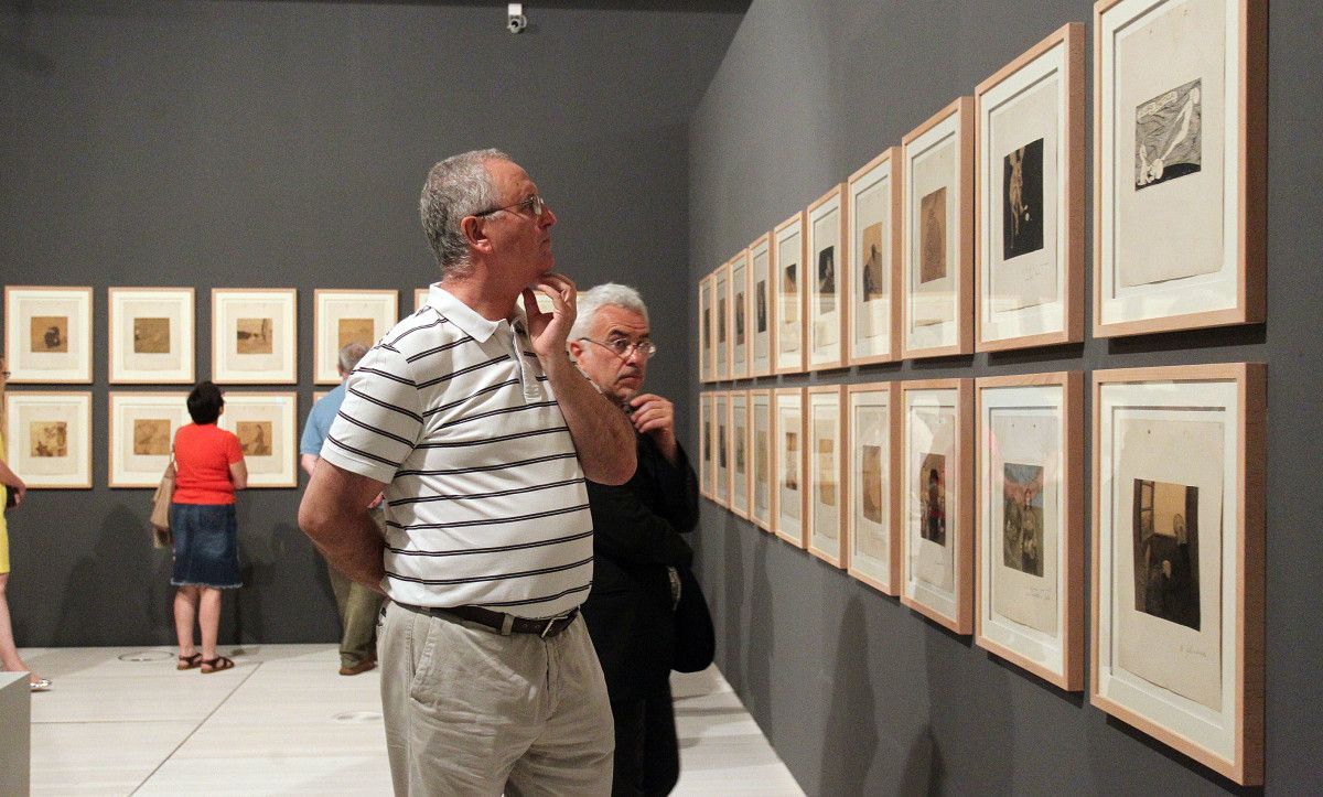 Personas viendo la exposición "Meu Pontevedra" sobre Castelao en el Sexto Edificio del Museo