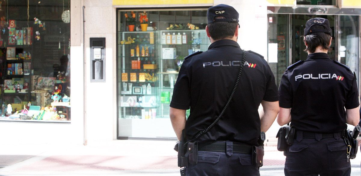 Agentes de la Policía Nacional en labores de vigilancia