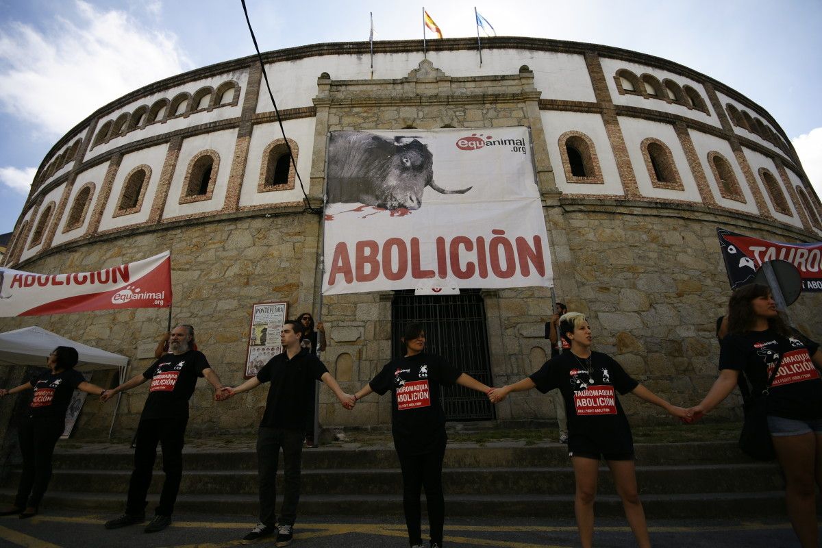 Cadea humana contra as corridas de touros na Praza de Touros de Pontevedra