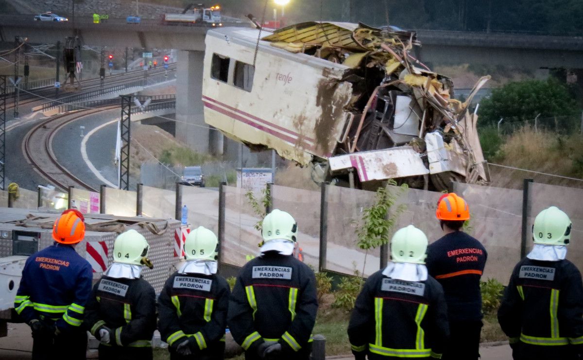 Estado no que quedou o tren ALVIA tras descarrilar en Santiago de Compostela Estado no que quedou o tren ALVIA tras descarrilar en Santiago de Compostela