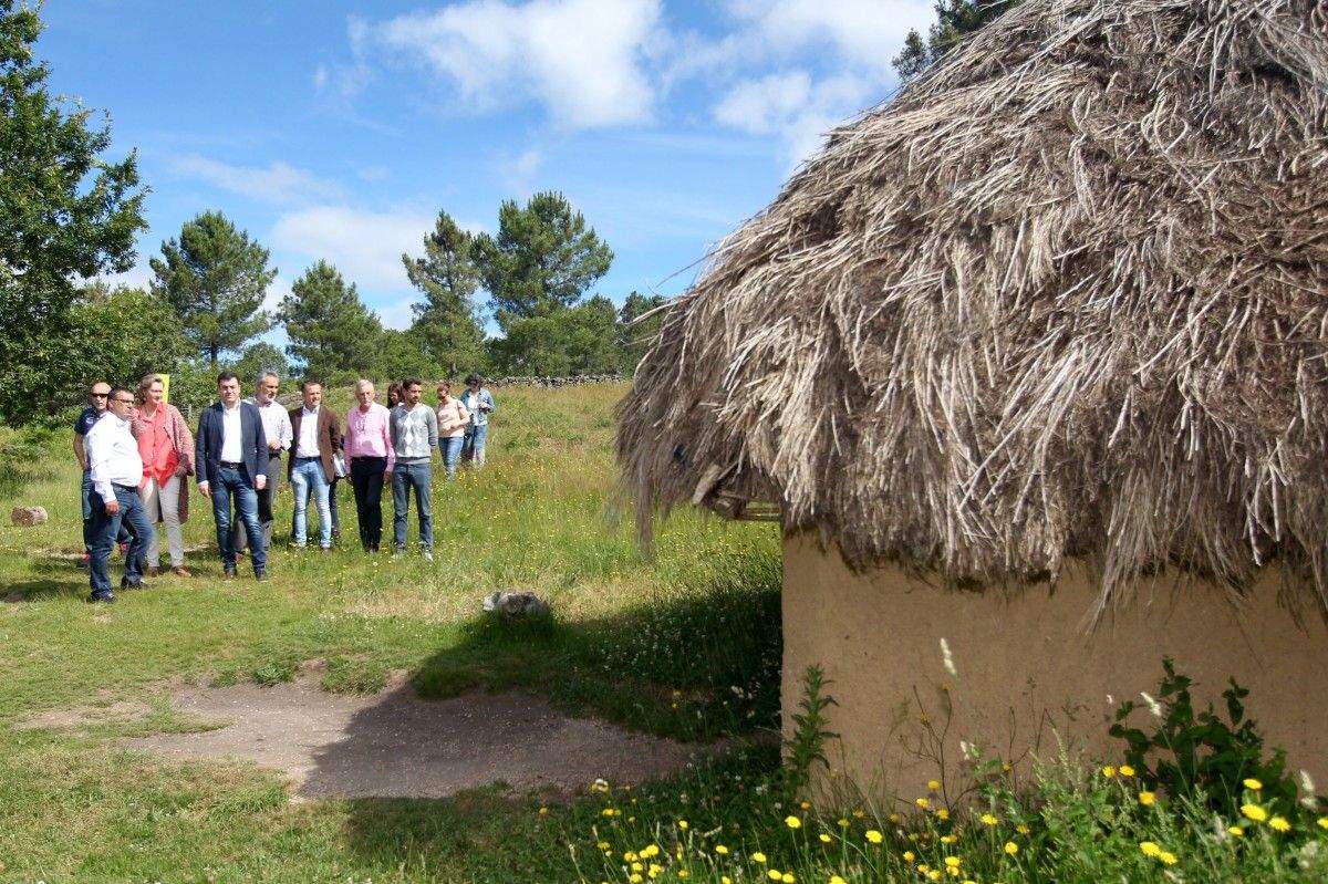 Visita do conselleiro de Cultura, Román Rodríguez, ao PAAR de Campo Lameiro Visita do conselleiro de Cultura, Román Rodríguez, ao PAAR de Campo Lameiro