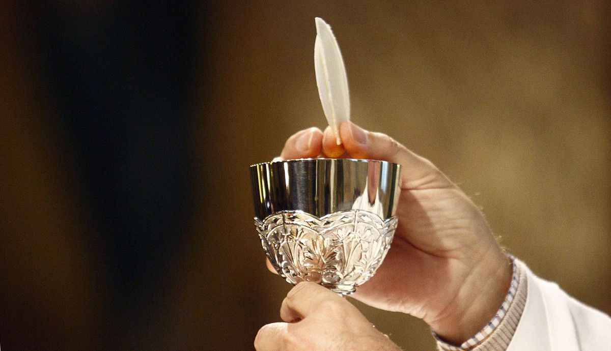 Un sacerdote durante la consagración