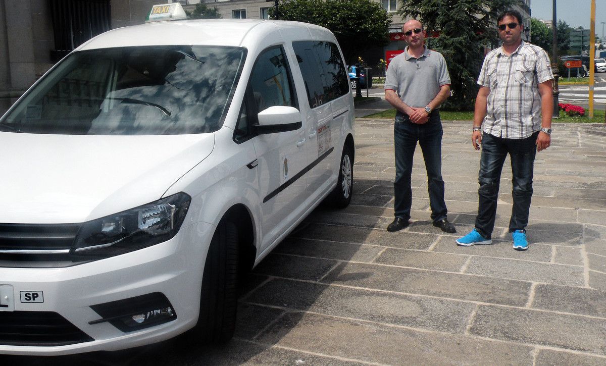 Taxi adaptado ante o Concello de Marín