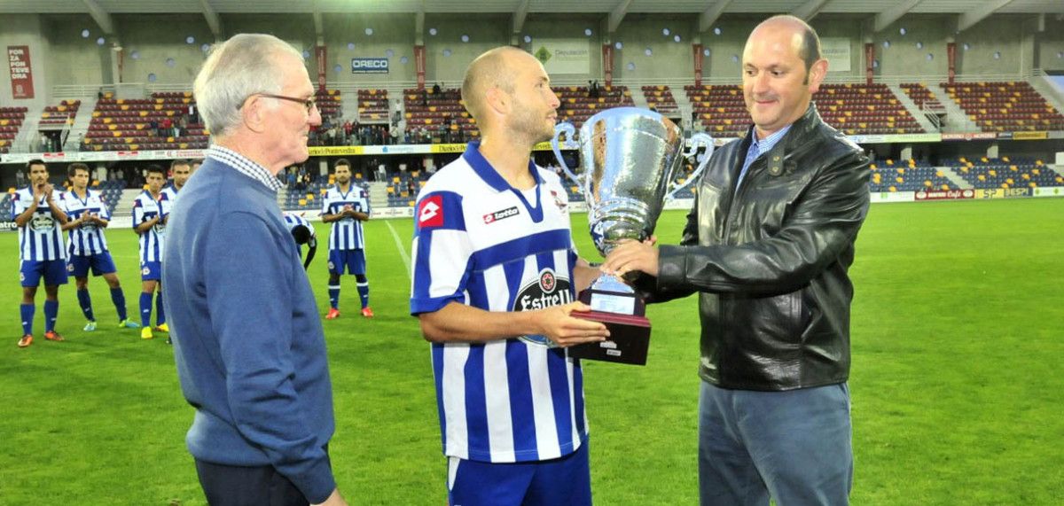 En presencia de Cholo, Rafael Louzán hace entrega al capitán del Deportivo, Laure, del Trofeo Luis Otero