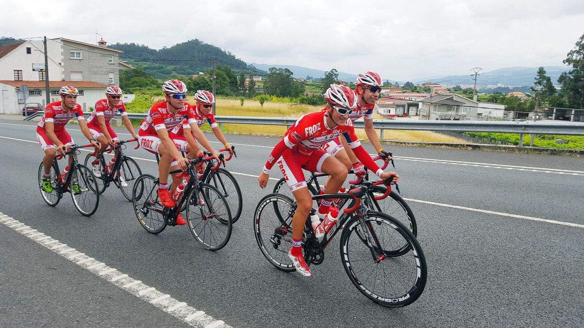 Ciclistas do Froiz durante un adestramento