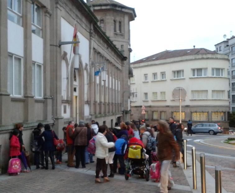 Alumnos á entrada do Colexio Froebel (arquivo) Alumnos á entrada do Colexio Froebel (arquivo)