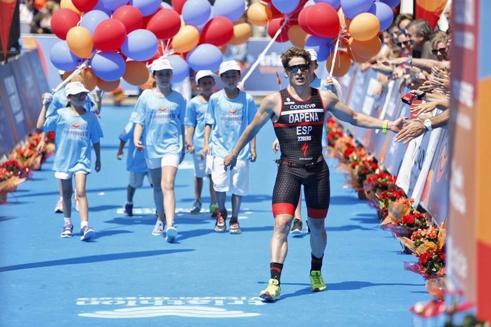 Pablo Dapena entrando en meta en el Triathon Vitoria-Gasteiz