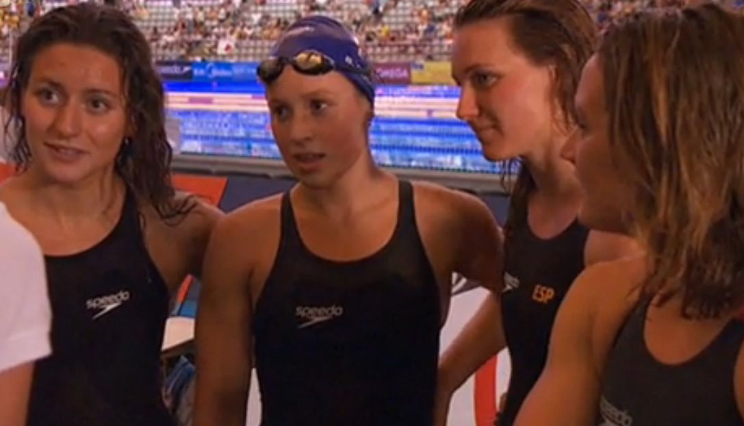 Bea Gómez Cortés (segunda pola esquerda) coas súas compañeiras no relevo 4x200