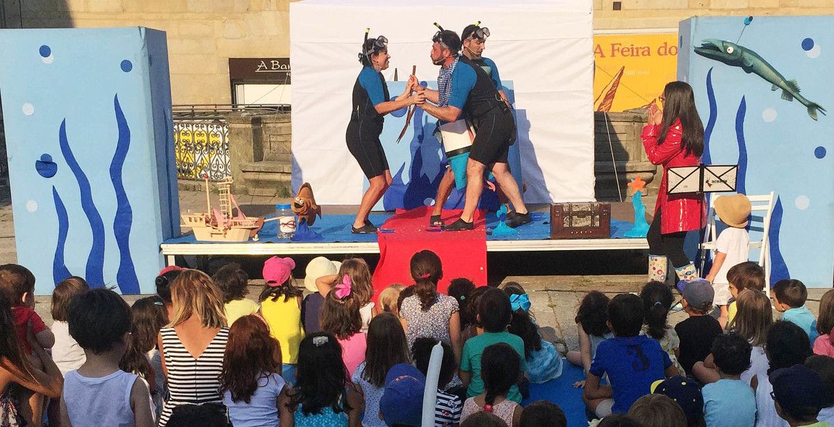 Representación de "Acuario" de Teatro dos Ghazafelhos en la plaza del Teucro
