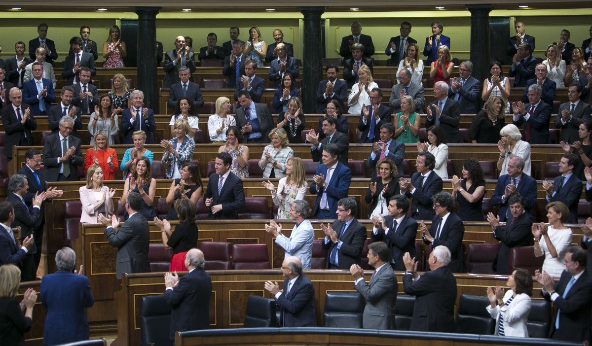 Ana Pastor rodeada de los diputados del PP tras ser elegida presidenta del Congreso