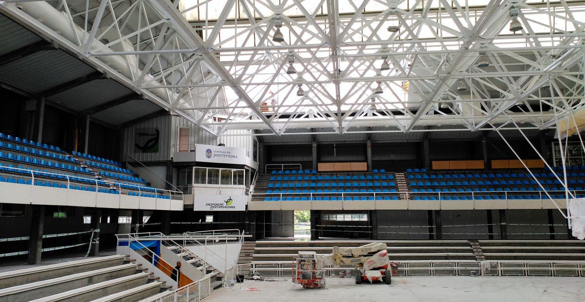 Obras na cuberta do Pavillón Municipal dos Deportes
