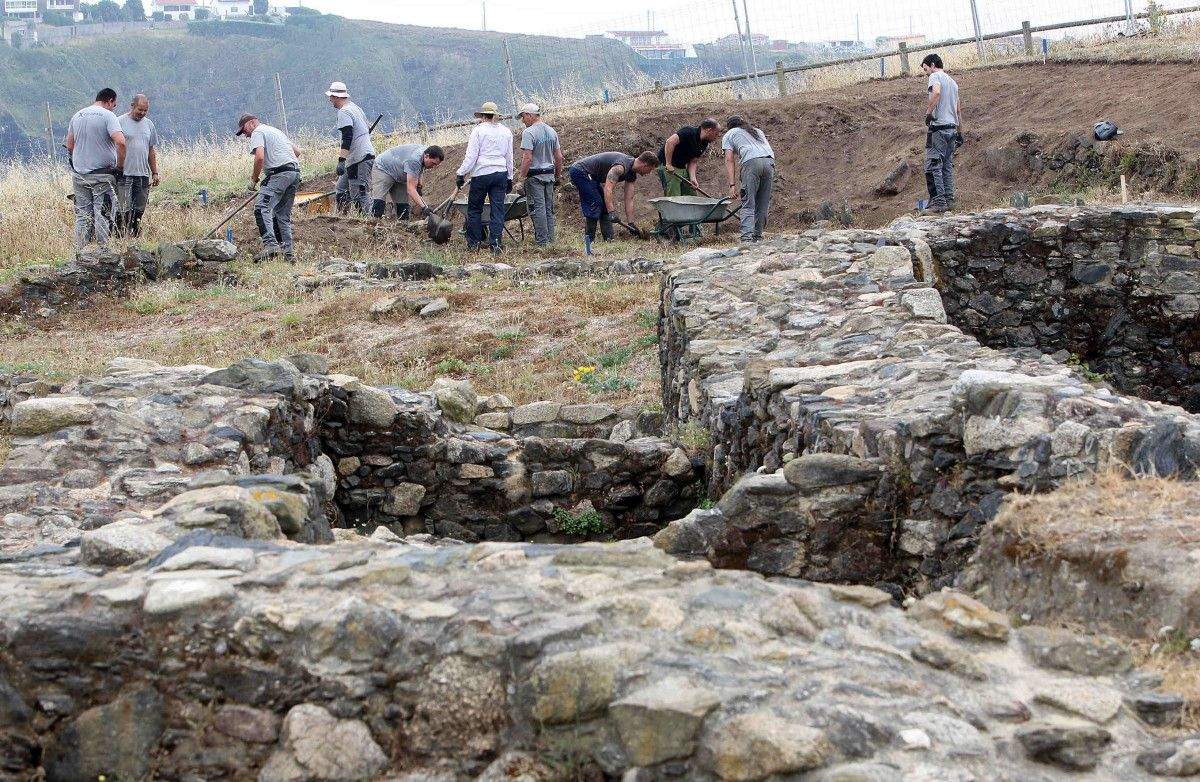 Traballos de escavación no xacemento arqueolóxico da Lanzada