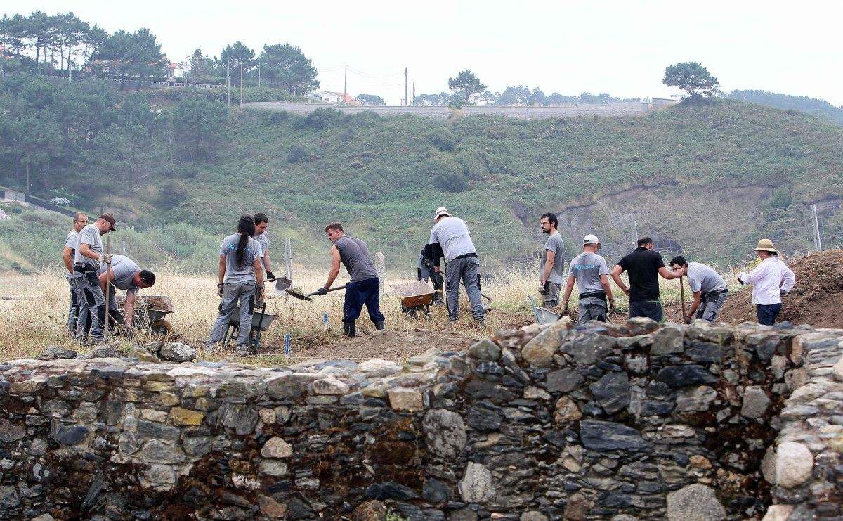 Traballos de escavación no xacemento arqueolóxico da Lanzada