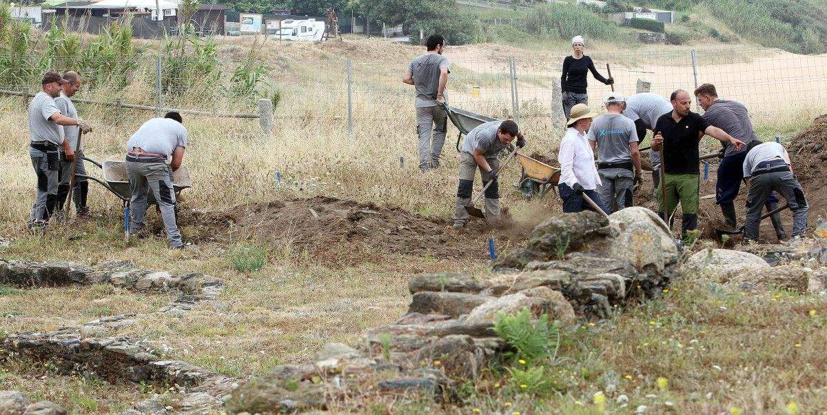 Trabajos de excavación en el yacimiento arqueológico de A Lanzada