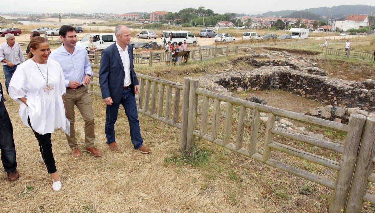 Trabajos de excavación en el yacimiento arqueológico de A Lanzada
