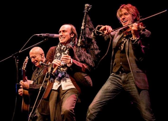 Carlos Núñez e a súa banda nunha das súas actuacións