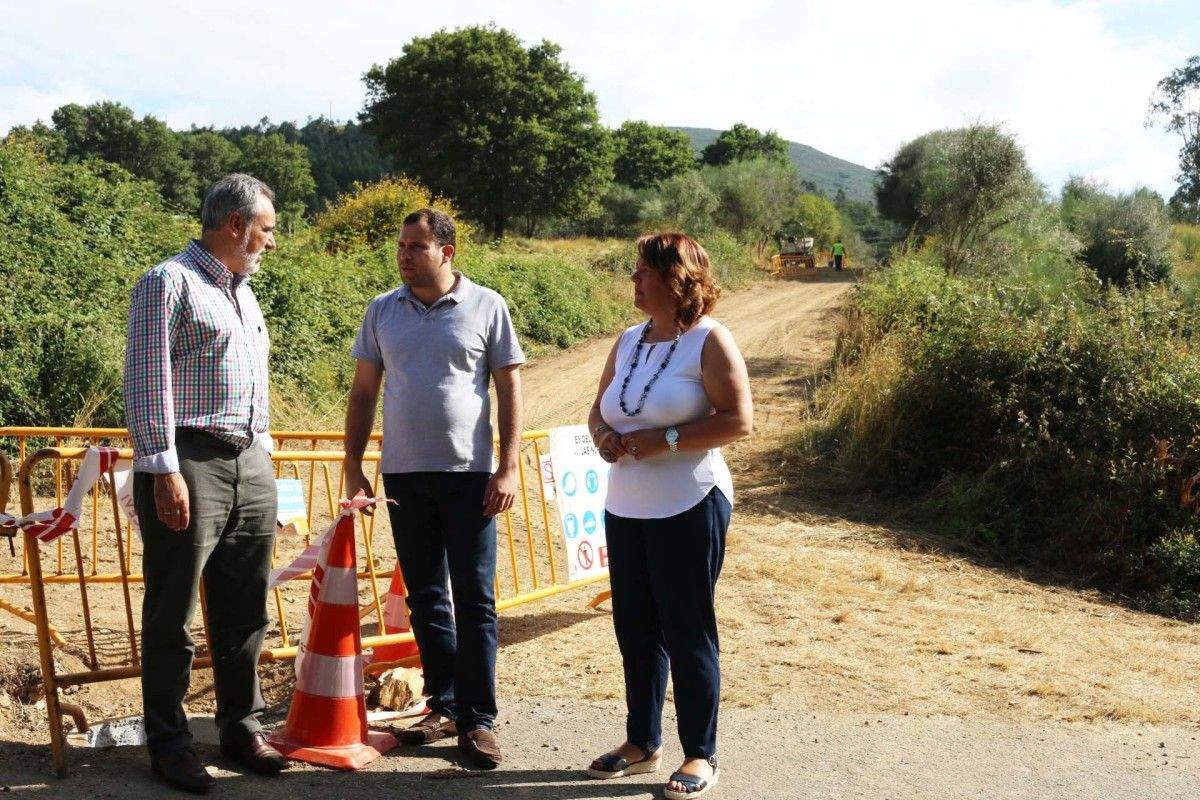 Visita de Cores Tourís y Jorge Cubela a las obras de saneamiento en Pazos
