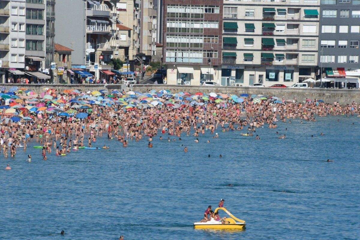 La playa de Silgar, abarrotada de gente
