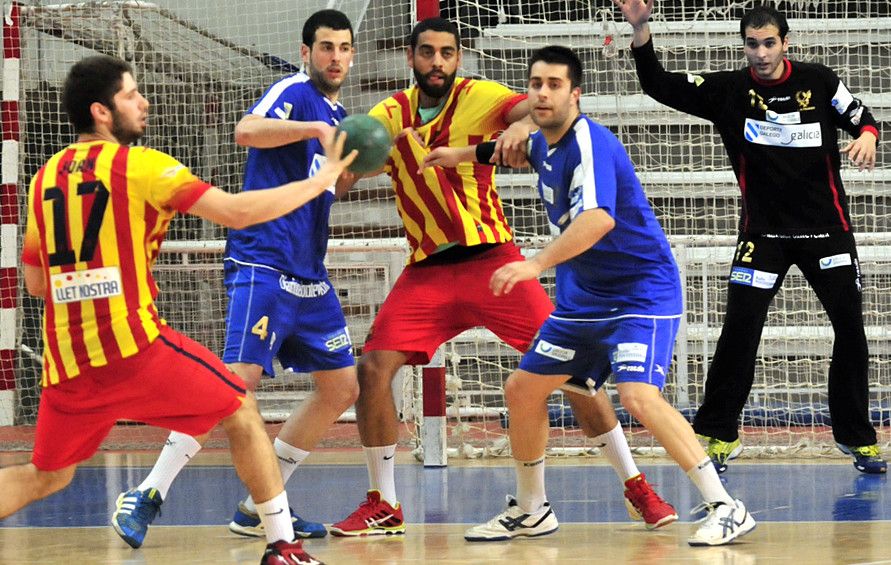Johnny Medina (centro) en un partido entre Teucro y Barcelona B en el Municipal