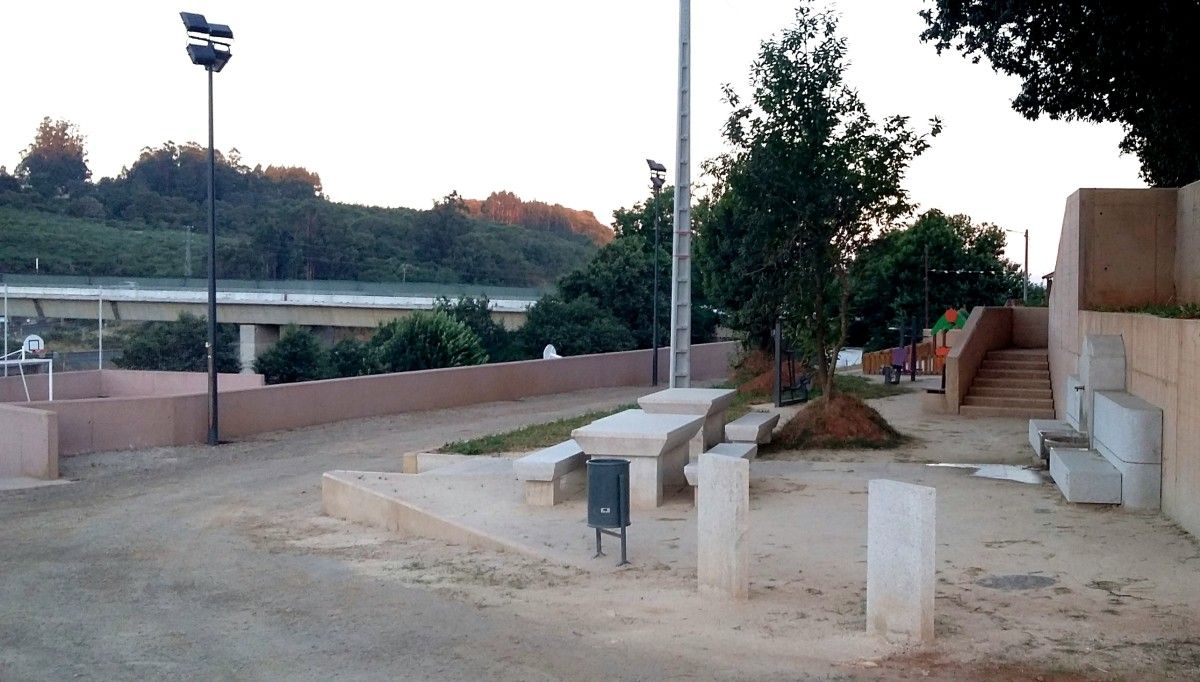 Zona de descanso para peregrinos e parque público creados en Angrois en lembranza da actuación veciñal no accidente ferroviario do 24 de xullo de 2013 Zona de descanso para peregrinos e parque público creados en Angrois en lembranza da actuación veciñal no accidente ferroviario do 24 de xullo de 2013