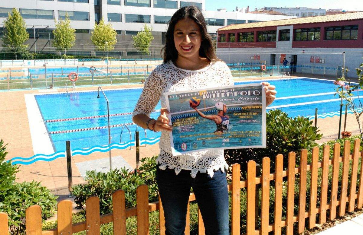 Marina Casado co cartel do II Campus de Iniciación ao Waterpolo