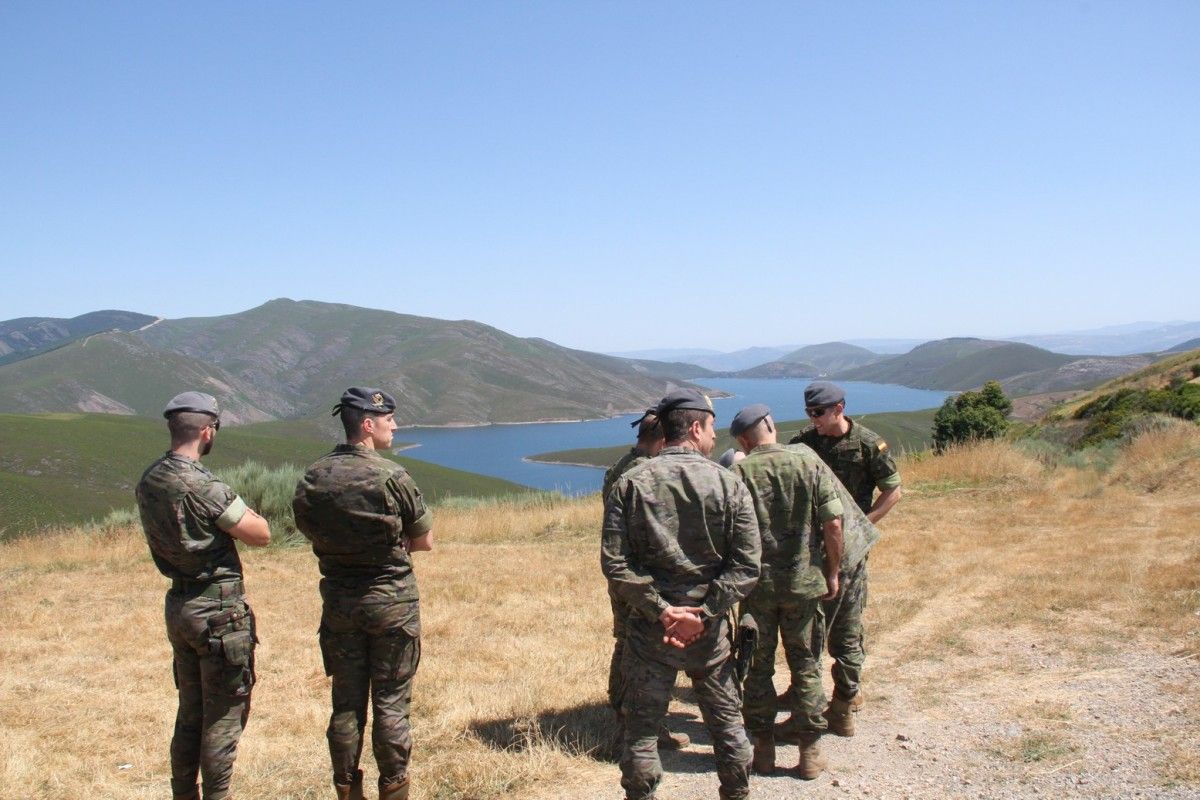 Visita del general Cebrián al área Halcón de la operación Centinela Gallego en Ourense