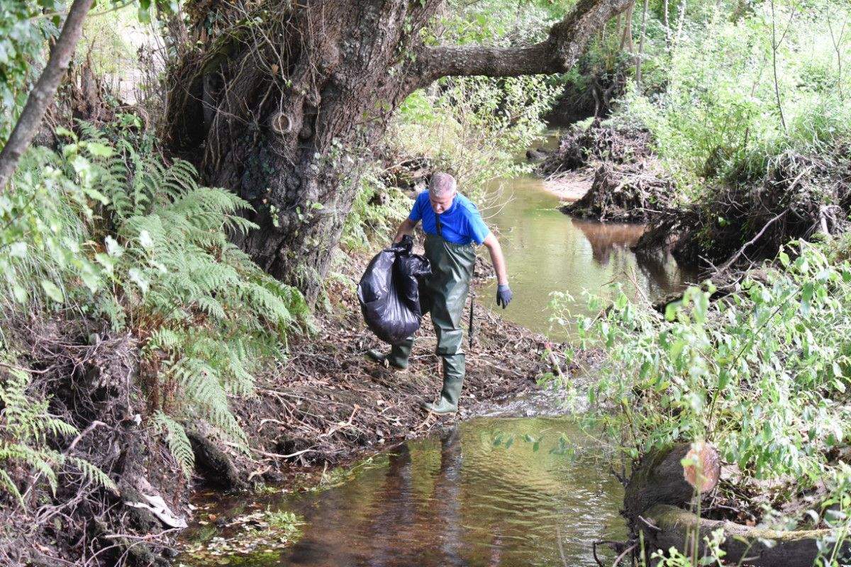 Quinta xornada de limpeza de Vaipolorío no río dos Gafos 2016