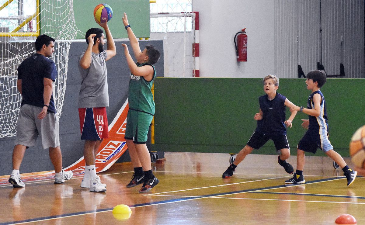 Pepe Pozas visita el Campus Baloncesto Pontevedra