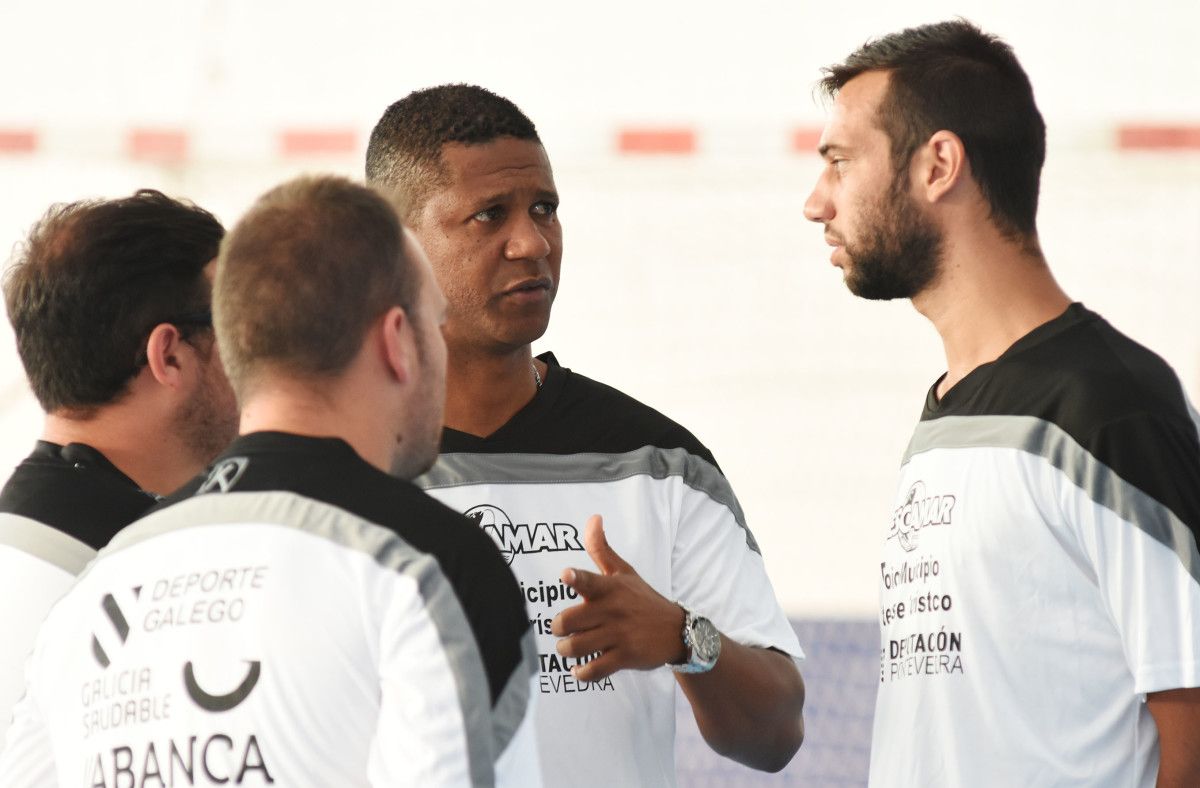 Marcio Santos charla con su cuerpo técnico en un entrenamiento del Poio Pescamar