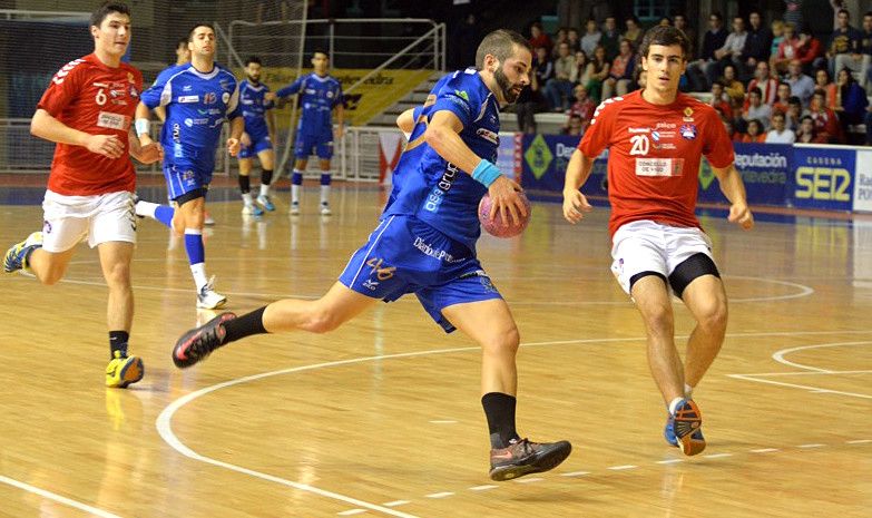 Óscar Silva (dereita) nun partido entre Teucro e Octavio no Municipal