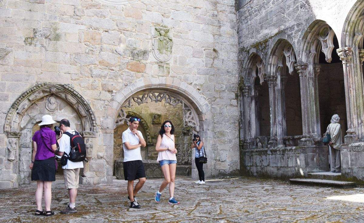 Visitantes en las ruinas de Santo Domingo
