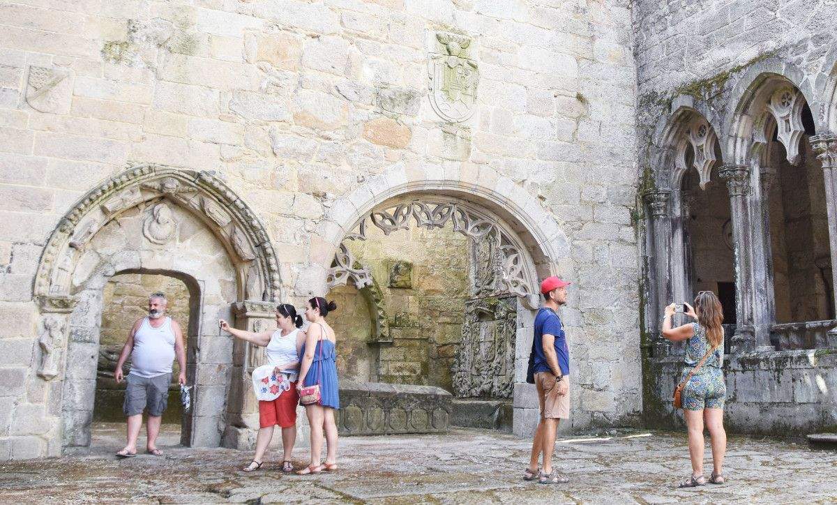 Visitantes en las ruinas de Santo Domingo