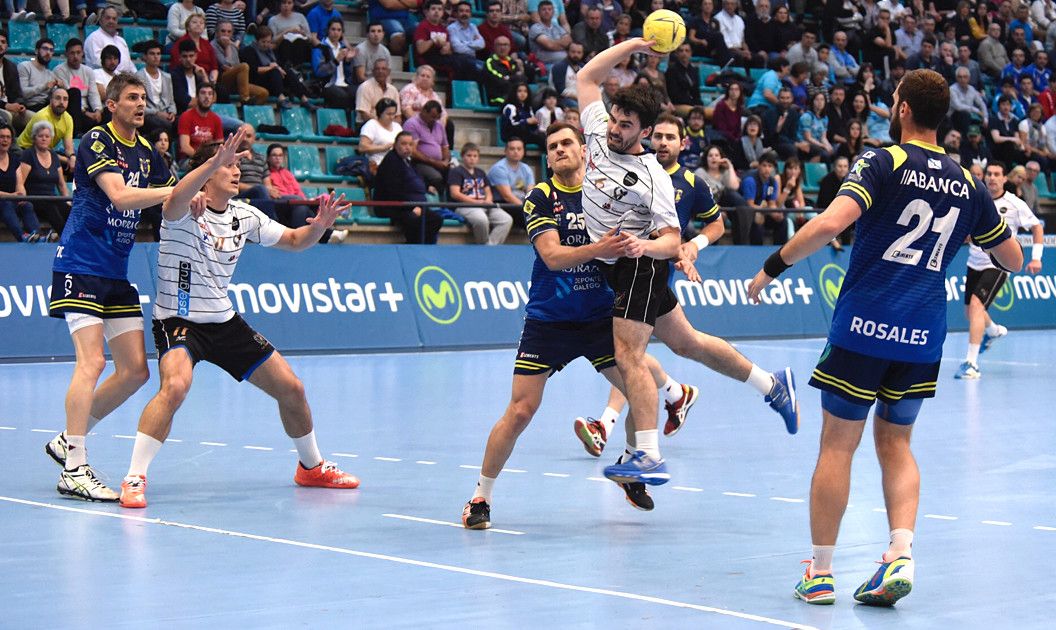 Víctor Rodríguez e Erik Balenciaga no partido entre Cangas e Teucro