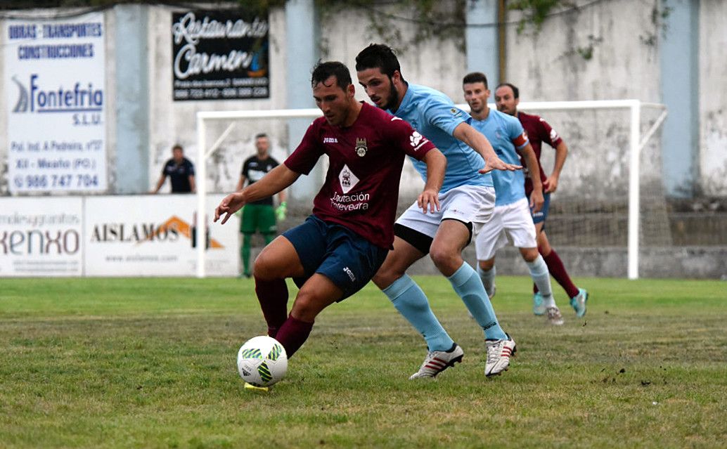 Partido amistoso entre Villalonga y Pontevedra en San Pedro