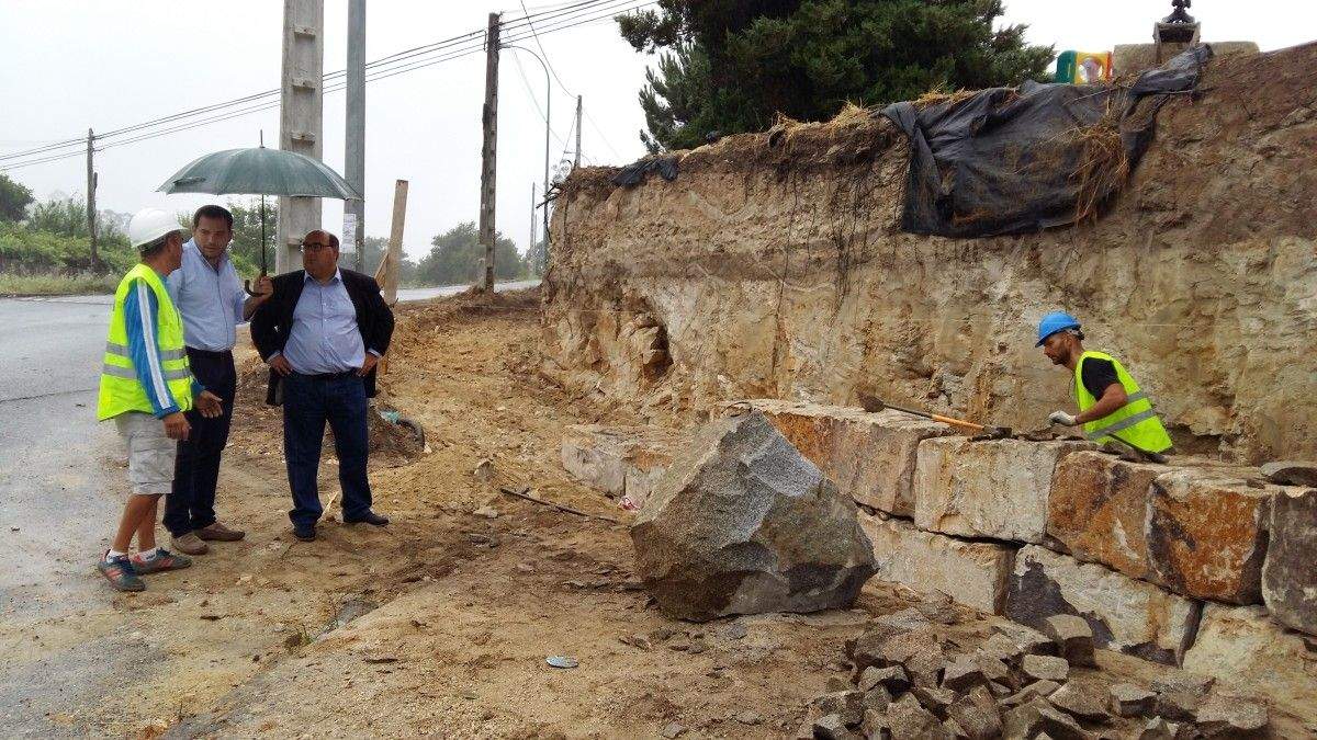 Jorge Cubela e César Pérez Ares supervisan as obras no colexio de Tenorio
