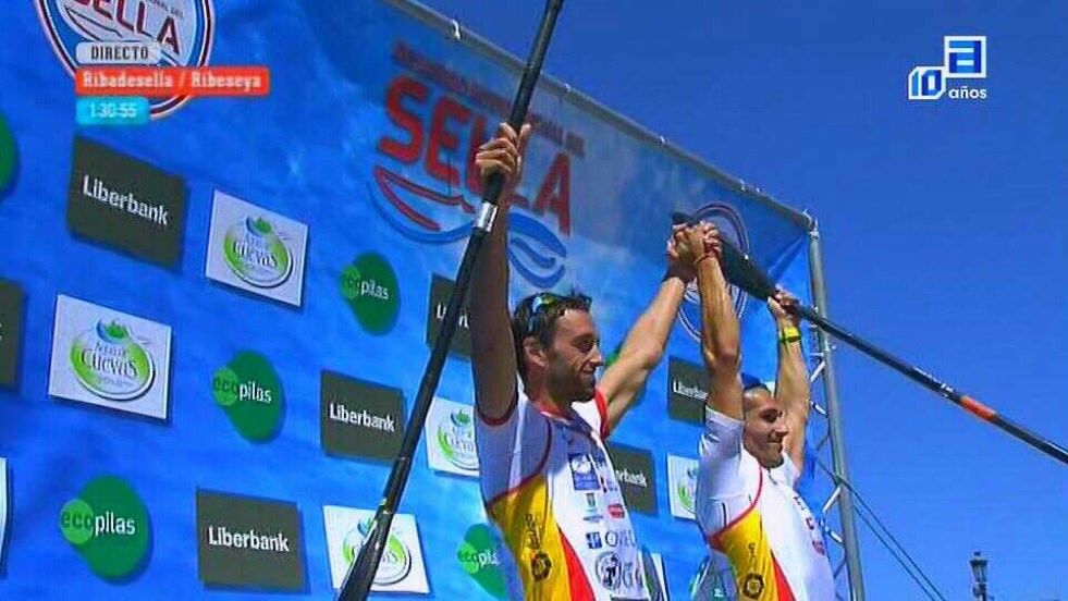 Bouzán e Álvaro Fernñandez Fiuza tras ganar su séptimo Descenso do Sella